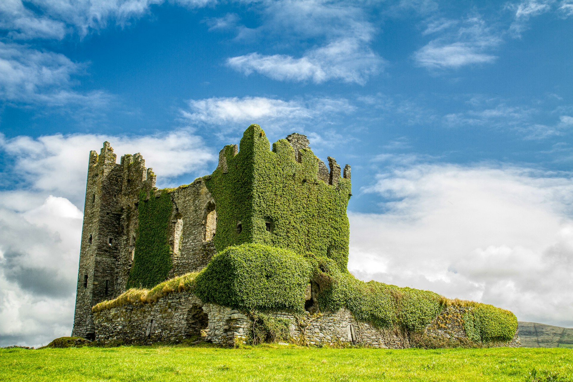 Ross Castle style lakeside castle view in Kerry — iconic free photo stop