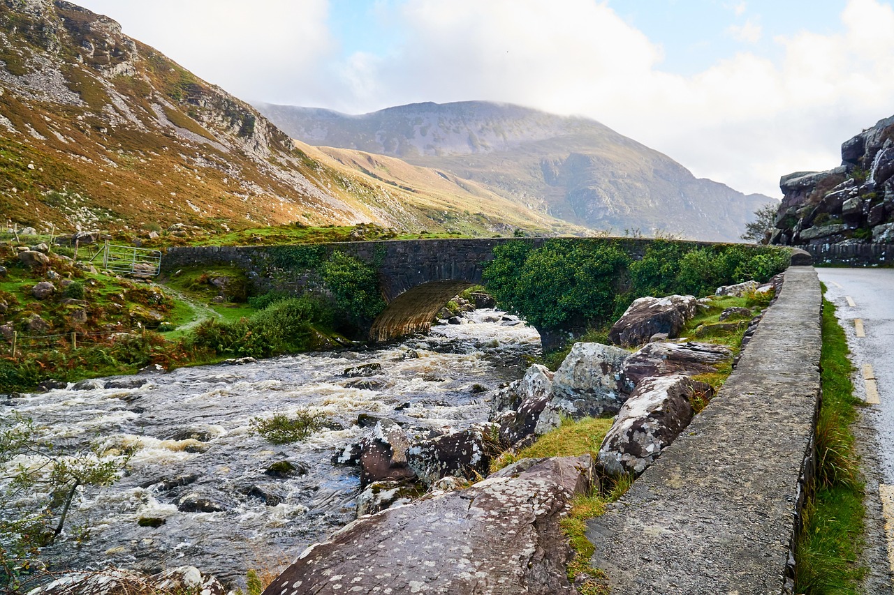 Mountain pass scenery in Kerry — Gap of Dunloe style free walk and viewpoint