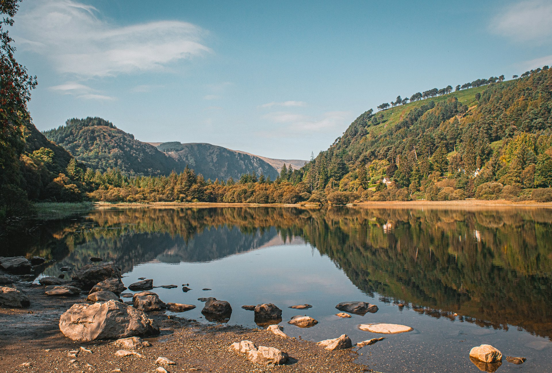 Calm lake scenery in Wicklow near Roundwood — Vartry Reservoir free walk vibes