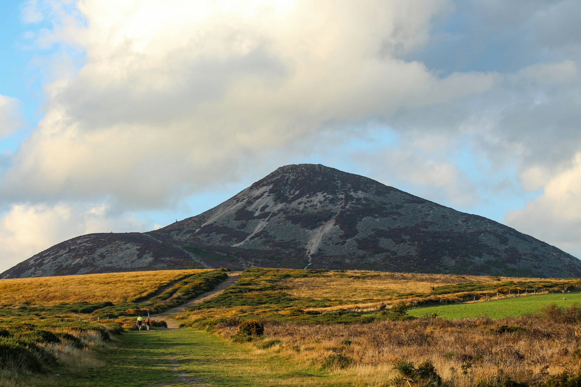 Wicklow Mountains landscape with a trail leading towards a peak — free hiking in Wicklow